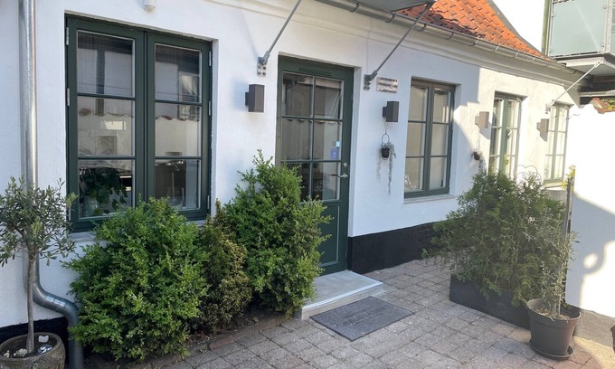 Sønderborg Apartment | Totalt Nyrenoveret fin og lys Lejlighed med Terrasse i Centrum af Sønderborg