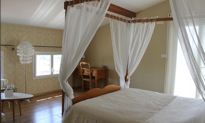 Latrape Bed & Breakfast | Tour D'ivoire guest room with outdoor pool and jacuzzi