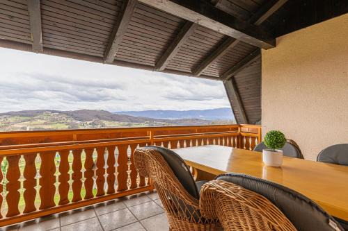 Gorenja Vas pri Smarjeti Apartment | Tourist Farm Škrbina Apartments