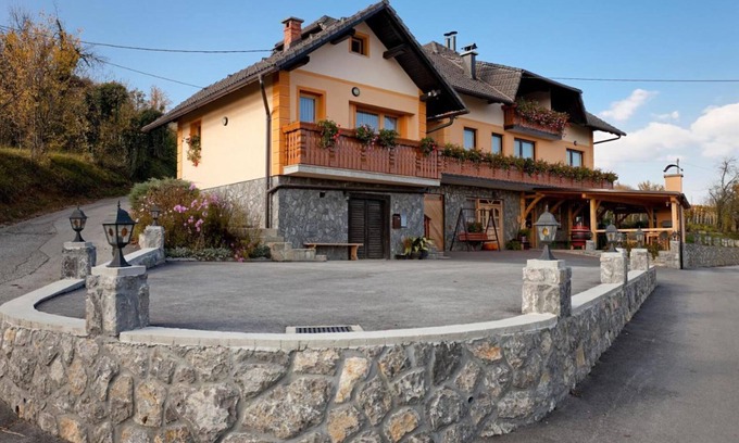 Gorenja Vas pri Smarjeti Apartment | Tourist Farm Škrbina Apartment 2, Šmarješke Toplice, Slovenia