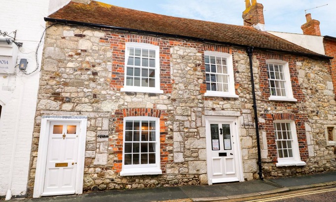 Yarmouth Cottage | TOVAH, character holiday cottage, with open fire in Yarmouth