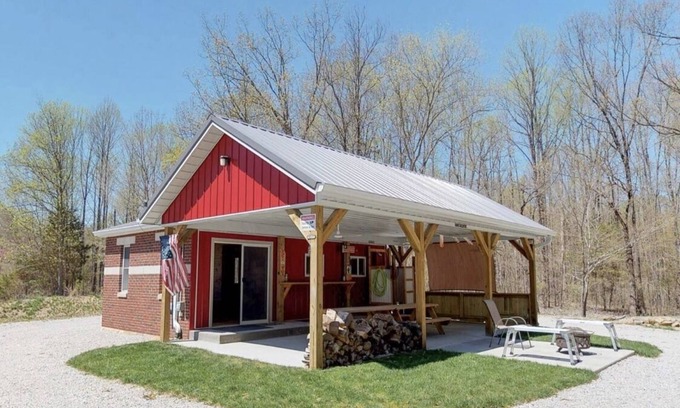 Heltonville Cabin | Tower Ridge Camp. A Cabin in Hoosier National Forest and near Lake Monroe.