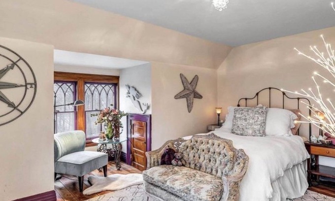 Green Bay Bed & Breakfast | Tower Suite in Historic Mansion B&B, 9 min from Lambeau Field