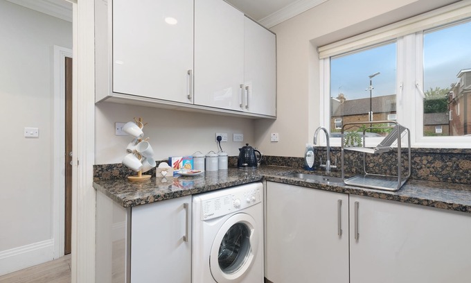 Slough House | Town Center 4 Bedroom 4 bathroom Hse with Parking Slough