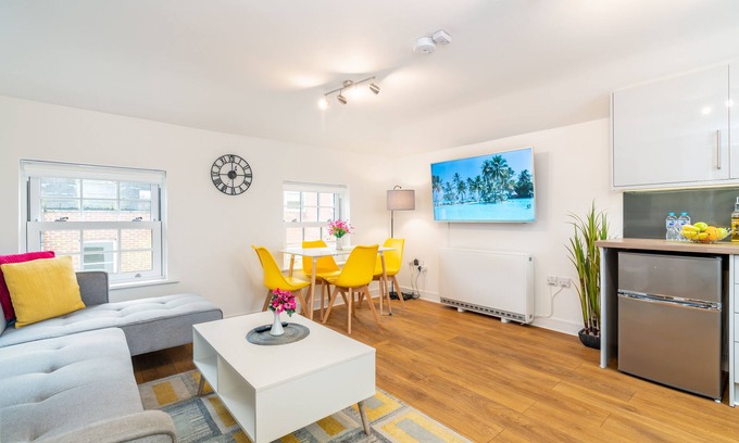 Andover Apartment | Town Center Apartment, 55' Smart TV, Netflix, Amazon Prime TV, Super King Bed
