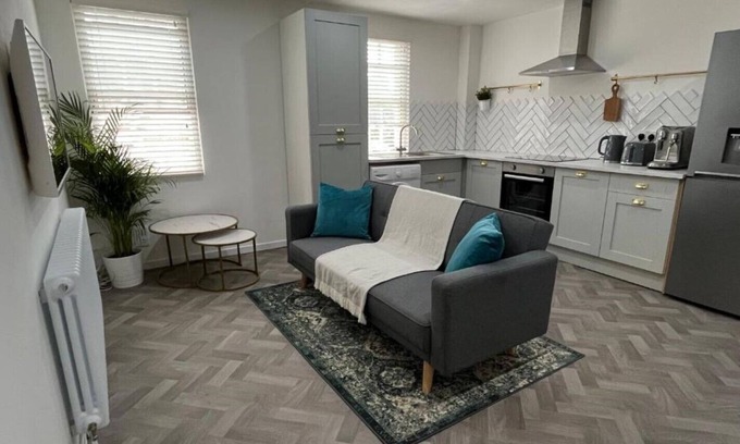 Warwick Apartment | Town centre property with parking/100m from castle