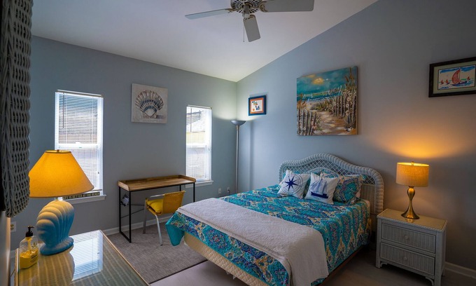 Northeast Virginia Beach House | Town House Beach Escape; minutes to Beach