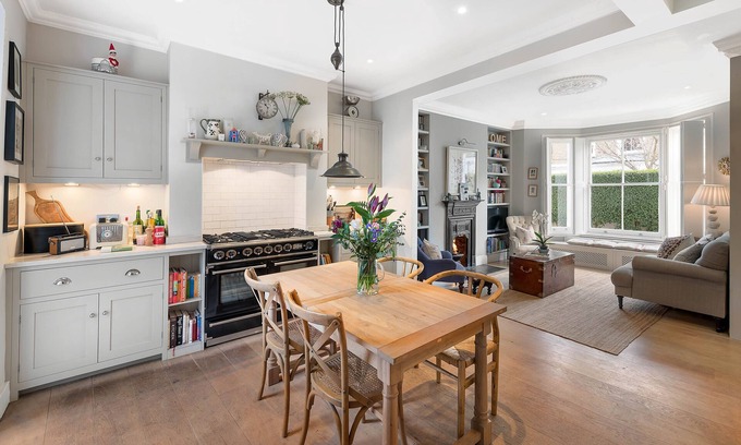 Hammersmith Broadway House | Town House in Brackenbury Village, 10 minutes drive from Notting Hill Gate