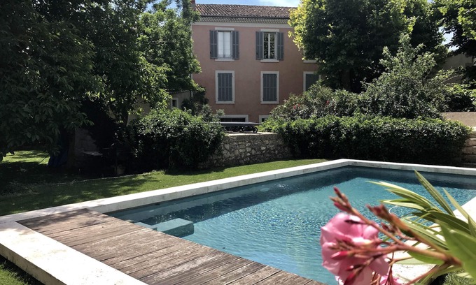 Pelissanne House | Town house with swimming pool and private garden