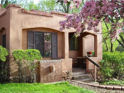 Manitou Springs Cabin | Town-N-Country Cottages