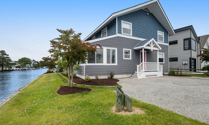 South Bethany Harbor House | Town of South Bethany corner canal-front home 6 bedroom, 4.5 baths, private dock