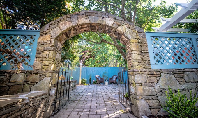 Newport Bed & Breakfast | Town & Tide Inn