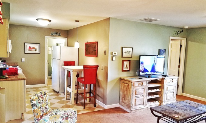 Oxford Apartment | Town View King Apartment with Private Beach - Walk to shops and restaurants