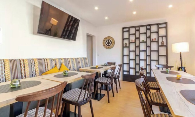 Rhens House | Townhaus: 8 Bedroom, Sauna & Weinkeller