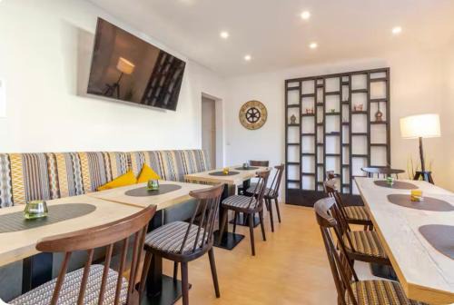 Rhens House | Townhaus-Rhens 8 Schlafzimmer, Sauna, Weinkeller, Fotostudio, Hunde willkommen