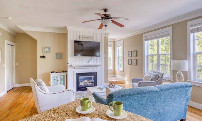 Lincoln Beach House | Townhome Atop Café Boasts Luxurious Amenities, Spacious Sky-High Primary Suite!