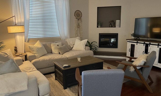 Provinces Master Community House | Townhome away from home! Near downtown Chandler/Gilbert. Heated pool and jacuzzi