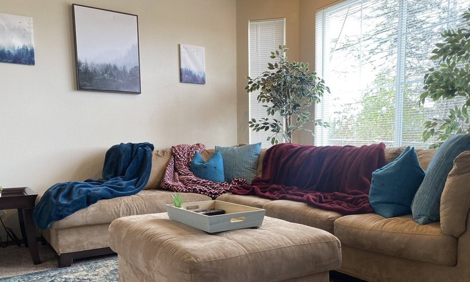 Shelton House | Townhome by the Bay Close to Hoodsport, Olympia and Puget Sound!