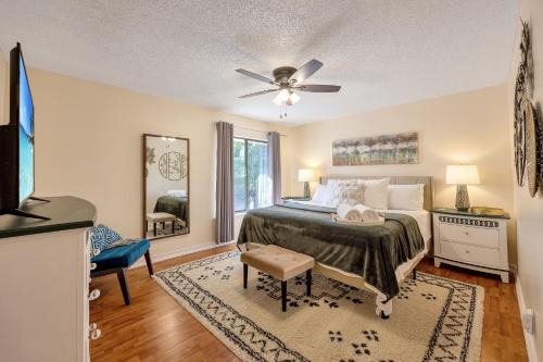 BallenIsles House | Townhome in PBG, king bed, pergola, BBQ & fire pit
