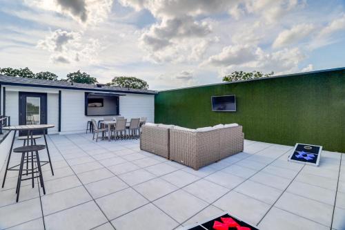 Central Arlington House | Townhome Near ATandT Stadium Great for Game Day!