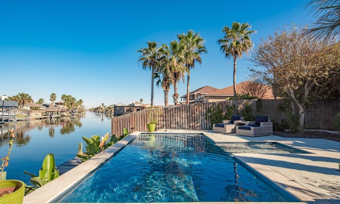 Corpus Christi House | Townhome on the water, green light fishing, pool, arcade machines