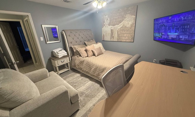 Humble Apartment | Townhome with Gym 4 miles IAH