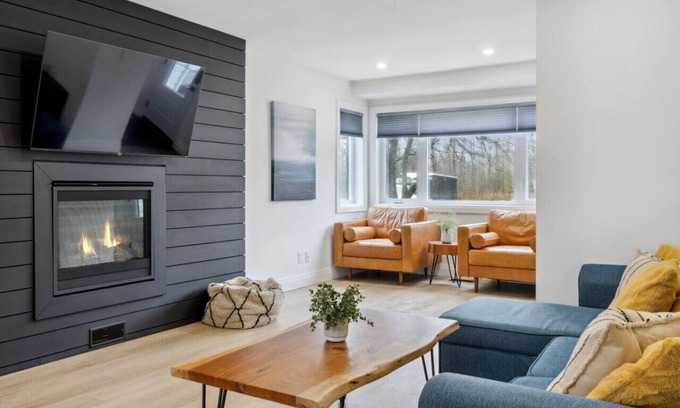 Collingwood House | Townhome with Private Hot Tub, 10 Mins to Village! - 161 Vacation Inn
