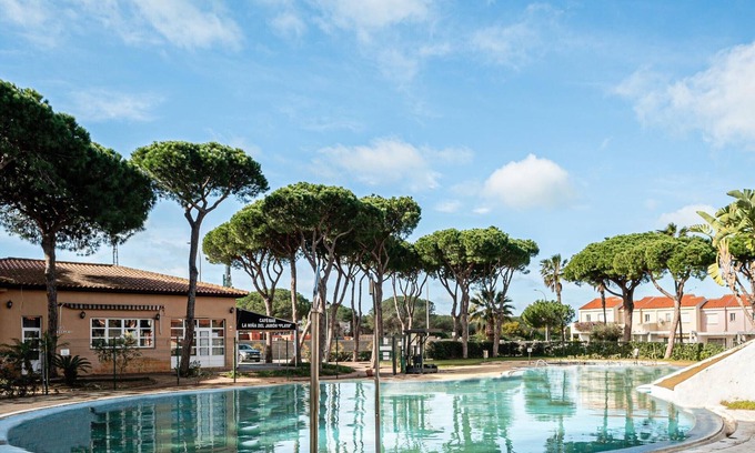 Poblado Sancti Petri House | Townhouse near La Barrosa Beach with communal pool