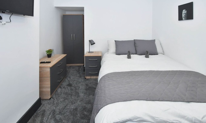 Crewe House | Townhouse @ 101 Lord Street Crewe – Superior Double with TV