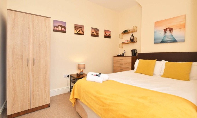 Crewe House | Townhouse @ 178 Ruskin Road Crewe - Superior Double Ensuite With TV