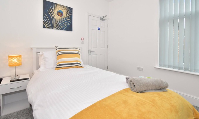 Crewe House | Townhouse @ 86 Brooklyn Street Crewe - Whole 4 Bedroom House