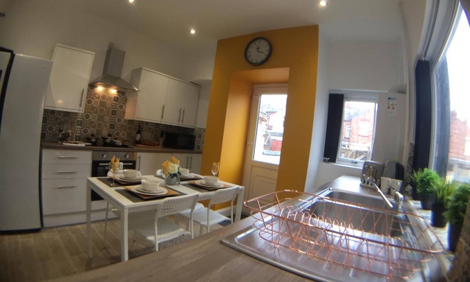 Crewe House | Townhouse @ 87 Walthall Street Crewe - Whole 5 Bedroom House