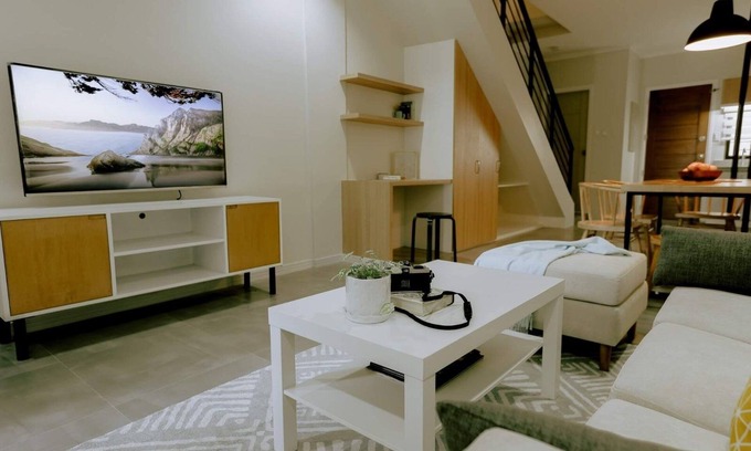 Balibago House | Townhouse/Apartment in Angeles city near Clark with AC, Wifi, and Netflix.
