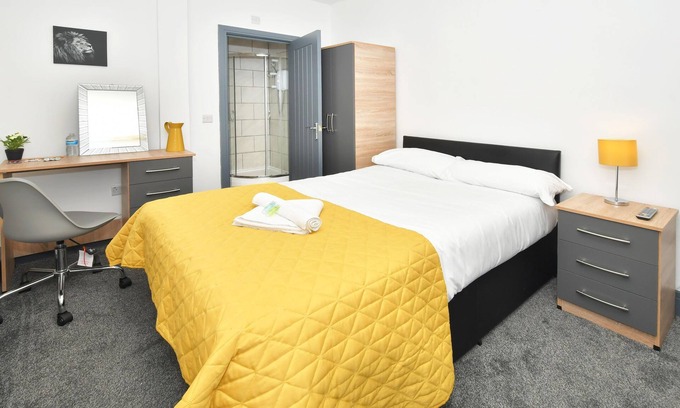 Crewe House | Townhouse @ Bedford St- Superior Double with TV