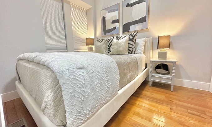 Mott Haven House | Townhouse Castle minutes to the center of NYC + Parking + Laundry + Fast WiFi