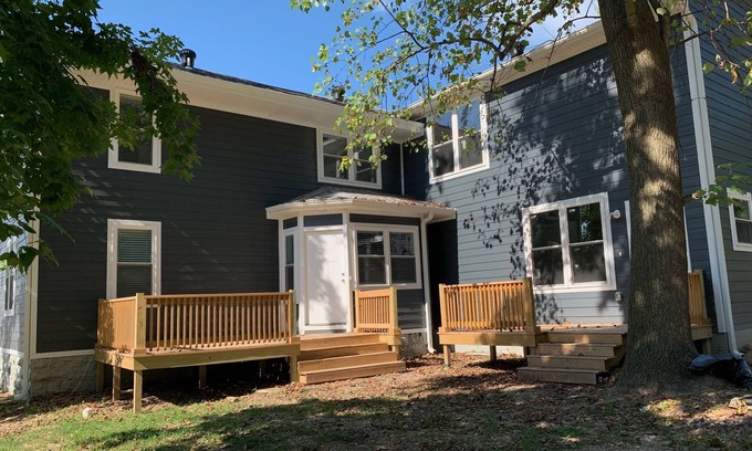 Siloam Springs Apartment | Townhouse Downtown Siloam Springs-Sleeps 5