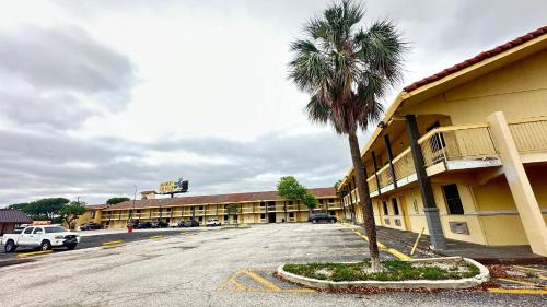 North San Antonio - SAT Hotel | Townhouse Garden Inn & Suites San Antonio I 35