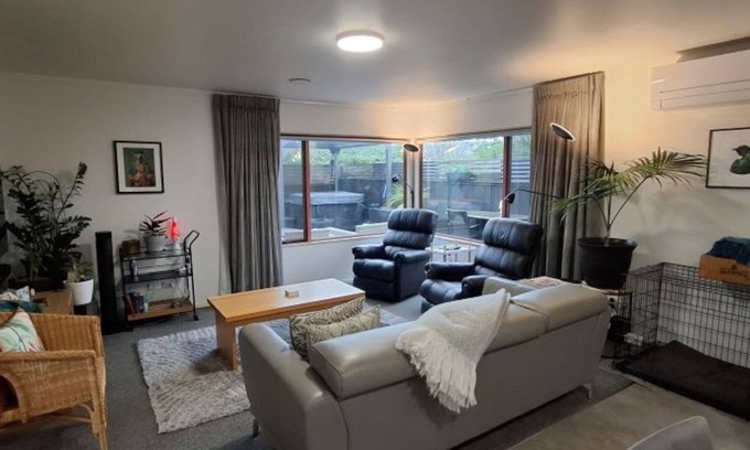 Nelson South House | Townhouse Haven - Modern, Spa, close to Nelson Central! Pets welcome.