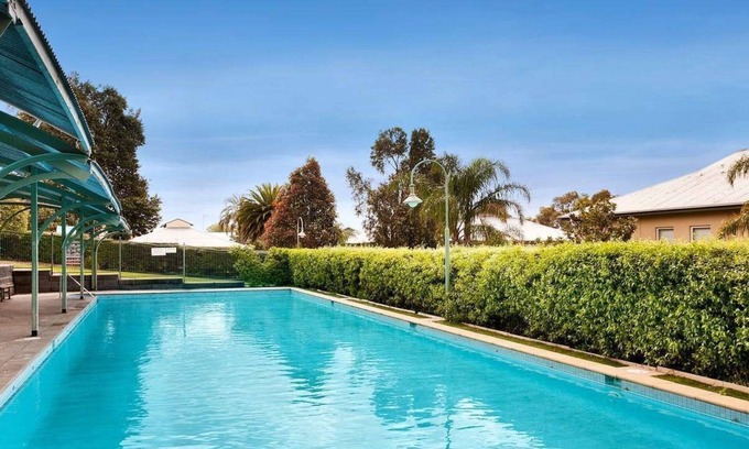 Kew House | Townhouse In An Exclusive Estate with Pool, Tennis Courts & Gym