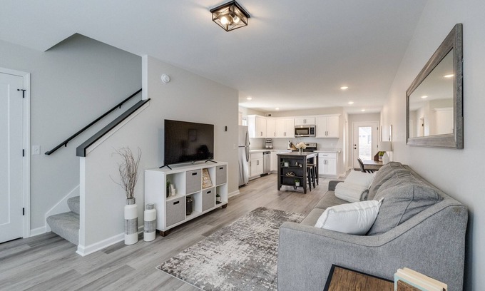 Lambertville House | Townhouse in Downtown Lambertville. Close to Restaurants and Downtown Toledo