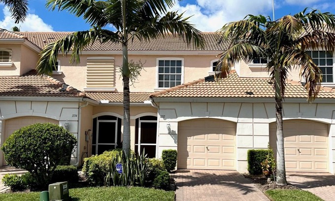 Diplomat House | Townhouse in Gated Community