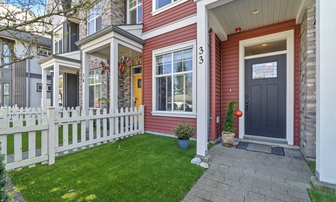 Mill Lake House | Townhouse located for Rent – Steps Away from All Amenities!
