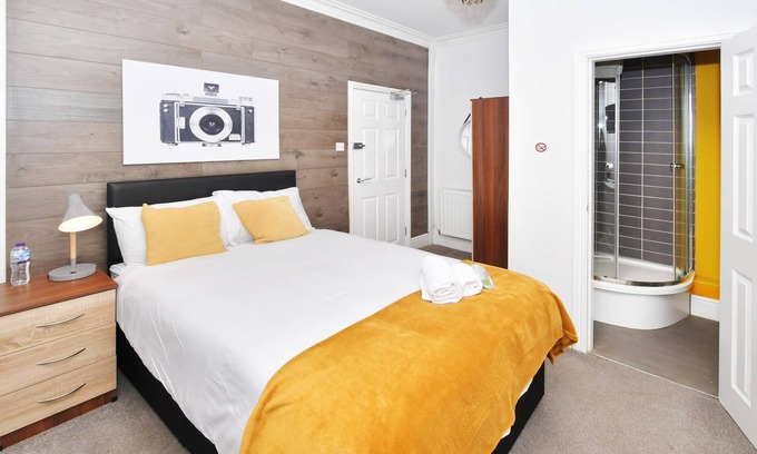 Crewe House | Townhouse @ Lord Street Crewe - Superior Double Ensuite With TV