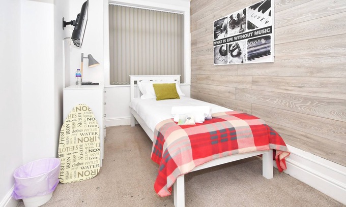 Crewe House | Townhouse @ Lord Street Crewe - Superior Single Ensuite With TV