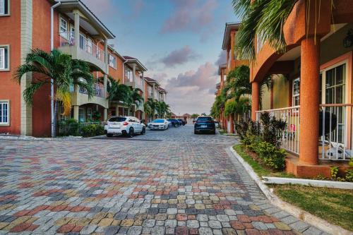 New Kingston Apartment | Townhouse Near AC Hotel - Pool - Kingston
