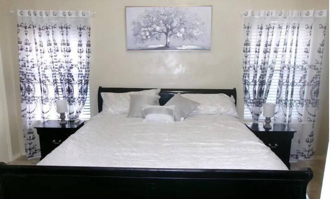 Kingwood House | Townhouse near bush airport