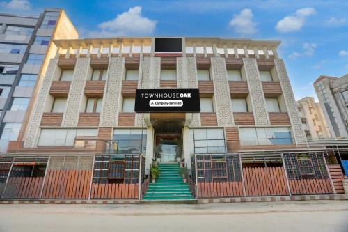 Danapur Hotel | Townhouse Oak Amity University Patna Formerly The Golden Crown