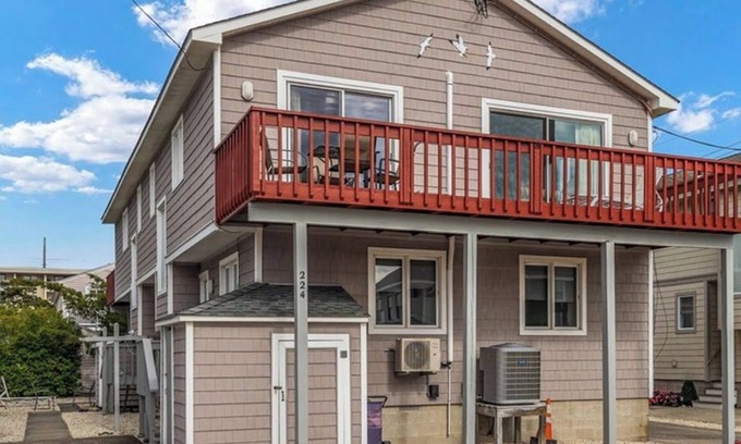 Stone Harbor House | TOWNHOUSE ONLY 1.5 BLOCKS FROM THE BEACH