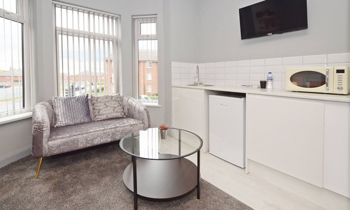 Crewe Apartment | Townhouse PLUS @ 301 West Street - Superior Studio With TV