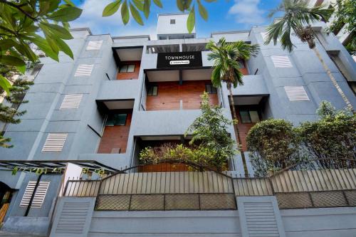 Viman Nagar Hotel | Townhouse Viman Nagar Business Stay Formerly Silver Crest